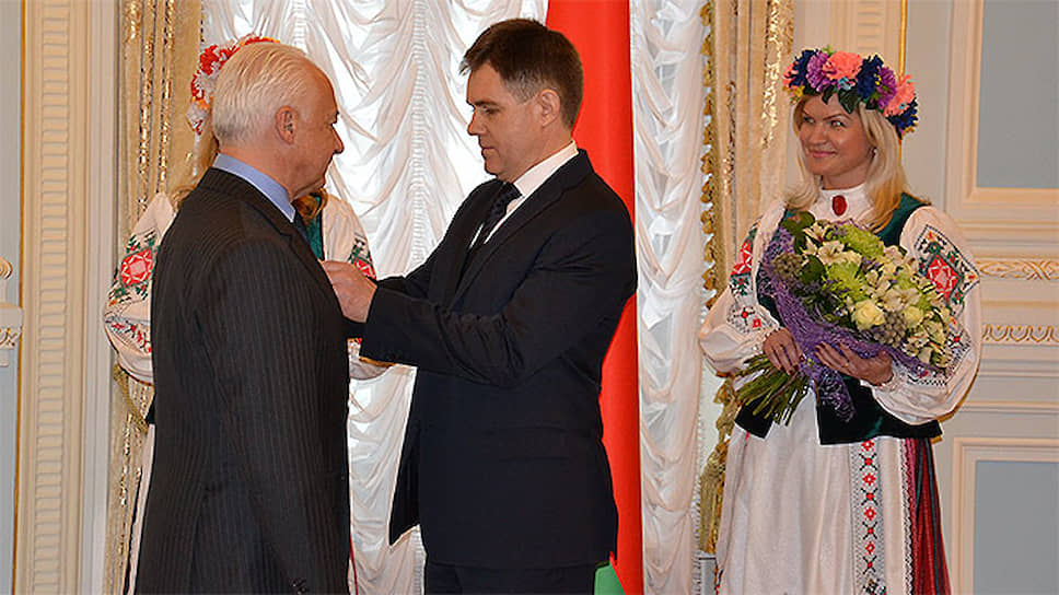 Дирижер Владимир Спиваков (слева) и посол Белоруссии в России Игорь Петришенко