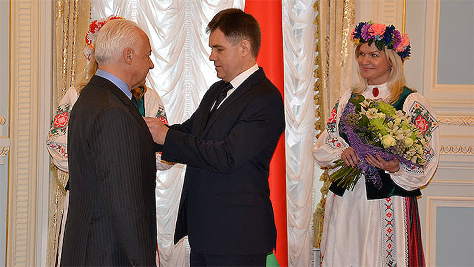 Дирижер Владимир Спиваков (слева) и посол Белоруссии в России Игорь Петришенко 