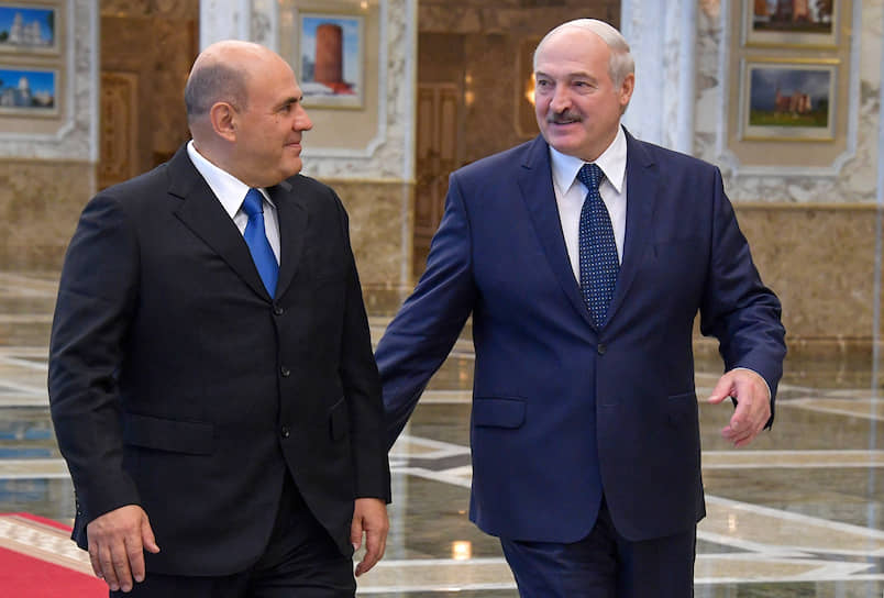 Премьер-министр России Михаил Мишустин (слева) и президент Белоруссии Александр Лукашенко