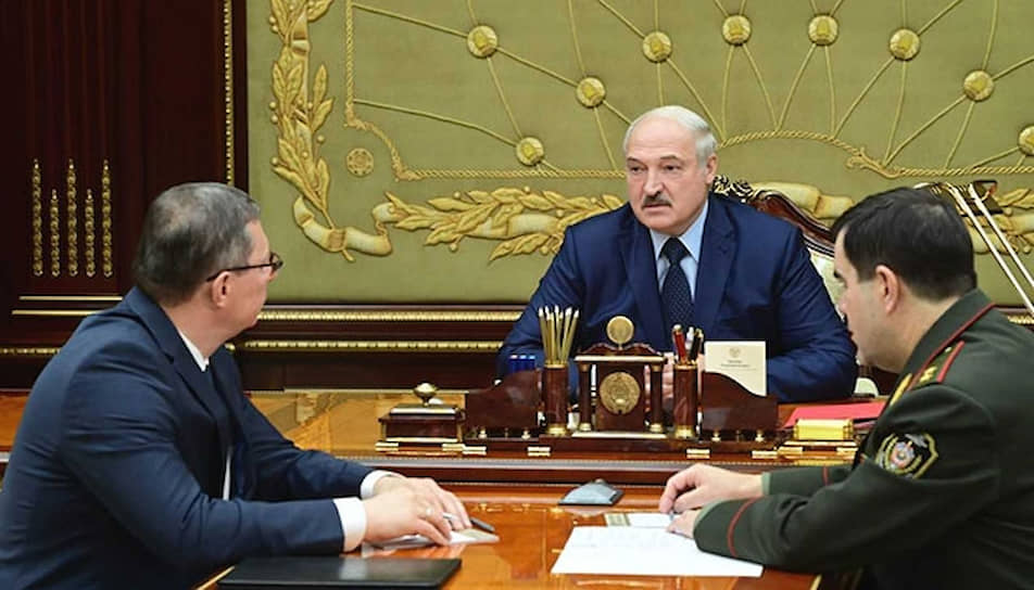 Президент Белоруссии Александр Лукашенко и генпрокурор Белоруссии Андрей Швед (слева)