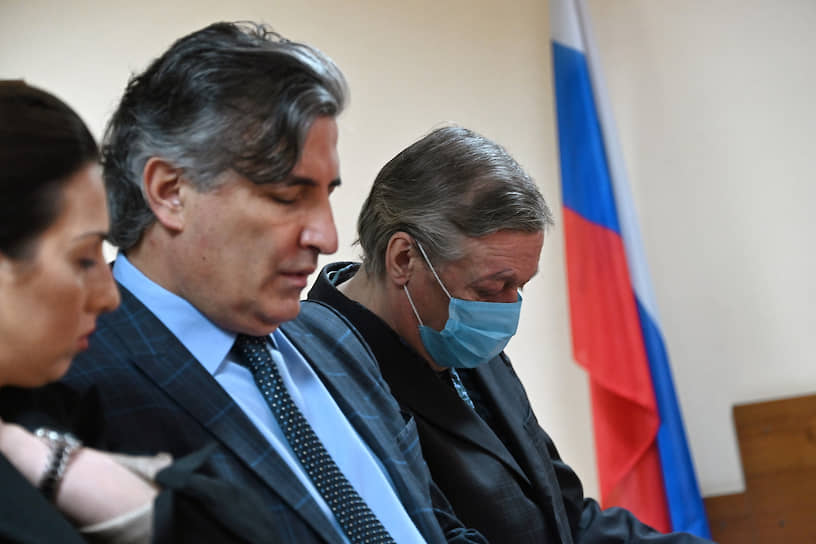 Актер Михаил Ефремов (справа) и его адвокат Эльман Пашаев