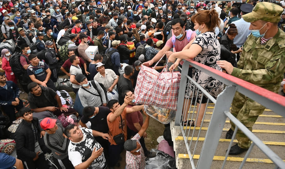 Трудовые мигранты из Узбекистана на станции Первомайская перед посадкой на вывозной поезд Ростова-на-Дону—Ташкент. 8 сентября 2020 года