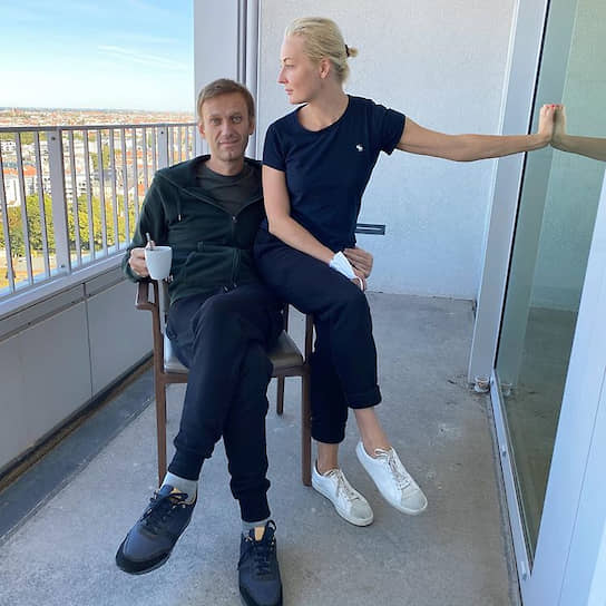 Алексей Навальный с женой Юлией в берлинской клинике «Шарите»