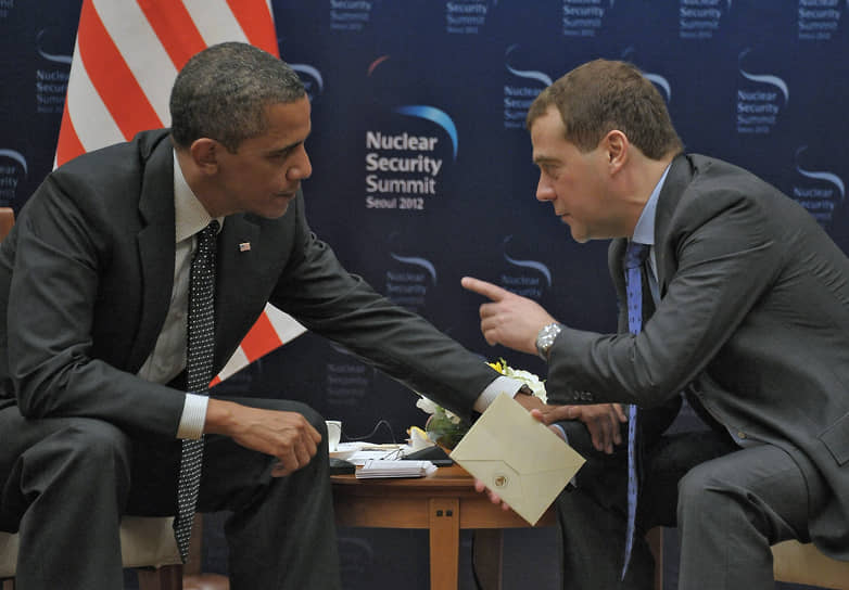Президент США Барак Обама (слева) и президент России Дмитрий Медведев 26 марта 2012 года на саммите по ядерной безопасности