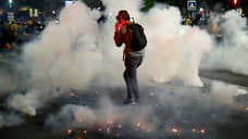 Полиция Парижа распылила слезоточивый газ на акции против полицейского произвола