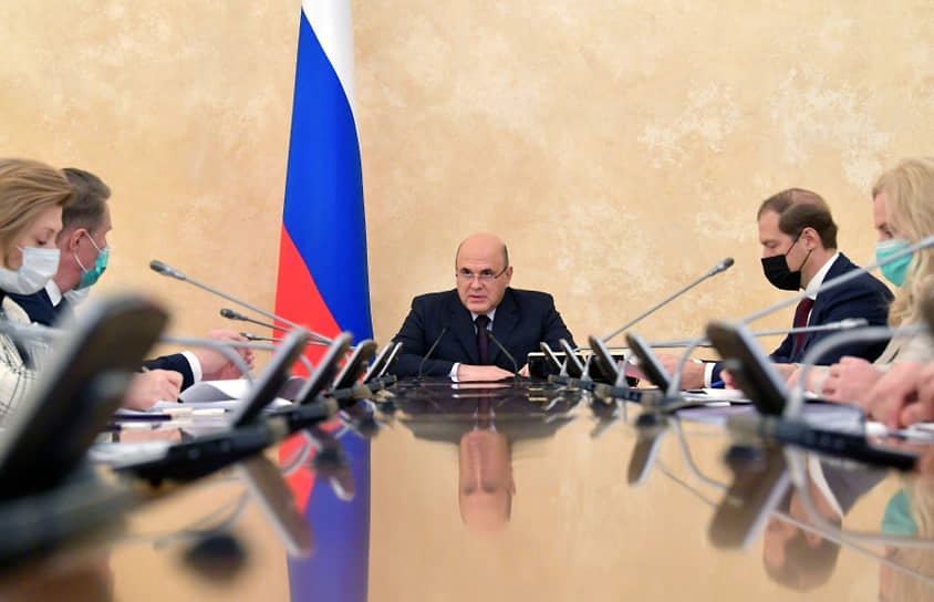 Премьер-министр Михаил Мишустин на встрече с производителями вакцин «ЭпиВакКорона»