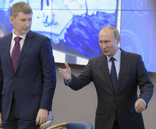 Глава Минэкономики России Максим Решетников (слева) и президент России Владимир Путин