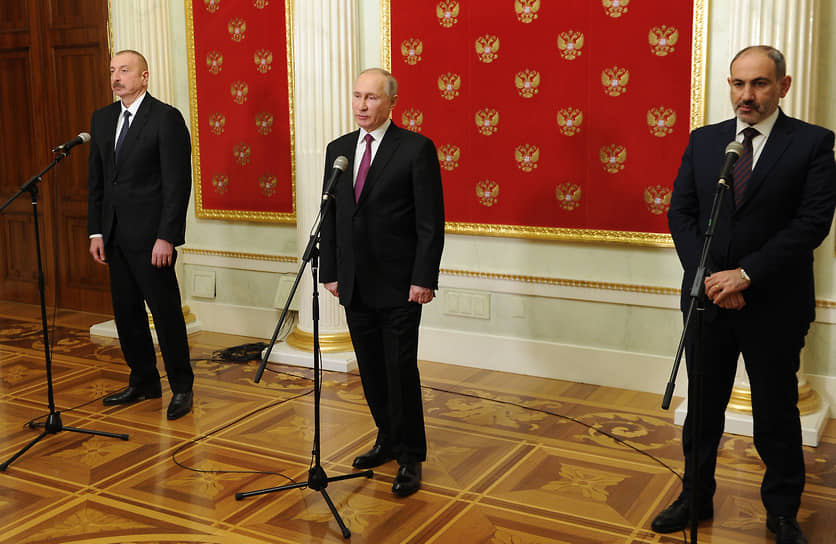 Слева направо: президенты Азербайджана и России Ильхам Алиев и Владимир Путин и премьер-министр Армении Никол Пашинян