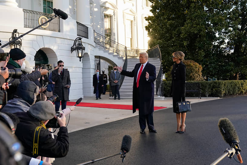 Дональд и Меланья Трамп перед Белым домом