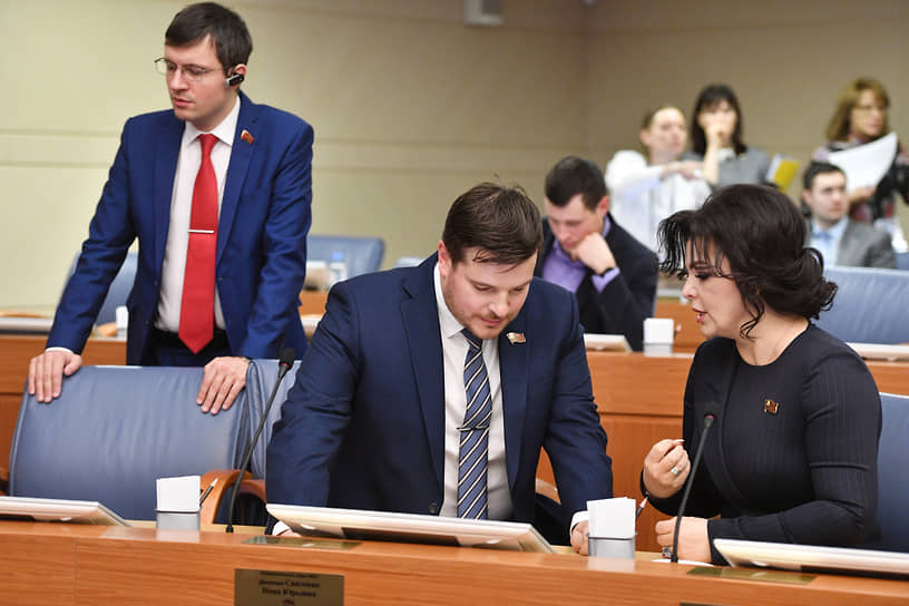 Слева направо: депутаты Мосгордумы Павел Тарасов, Дмитрий Локтев и Елена Николаева
