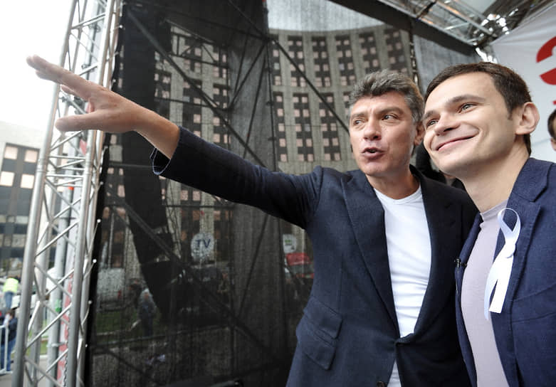 Борис Немцов и Илья Яшин на акции «Марш миллионов» в 2012 году