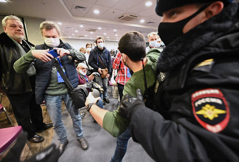 Задержание главы совета депутатов Красносельского района Ильи Яшина (второй справа) во время форума «Муниципальная Россия»