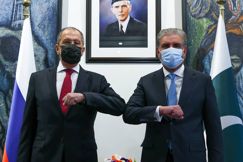 Министр иностранных дел России Сергей Лавров (слева) и глава МИД Пакистана Шах Мехмуд Куреши в Исламабаде