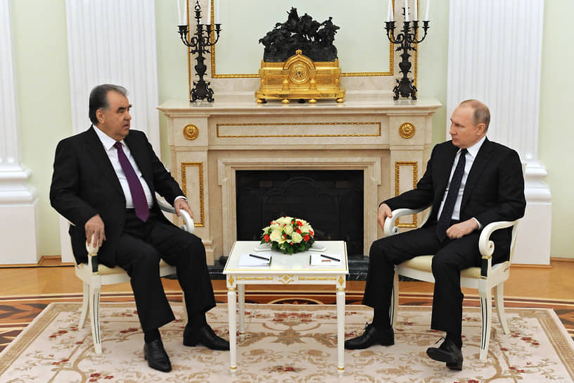 Встреча президентов России и Таджикистана Владимира Путина (справа) и Эмомали Рахмона