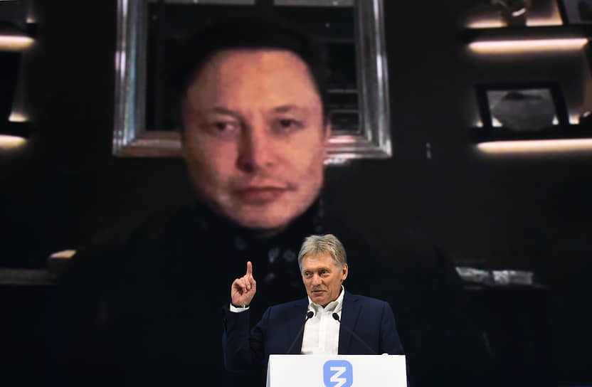 Пресс-секретарь президента России Дмитрий Песков и создатель Tesla Илон Маск (на экране) во время российского марафона «Новое знание»
