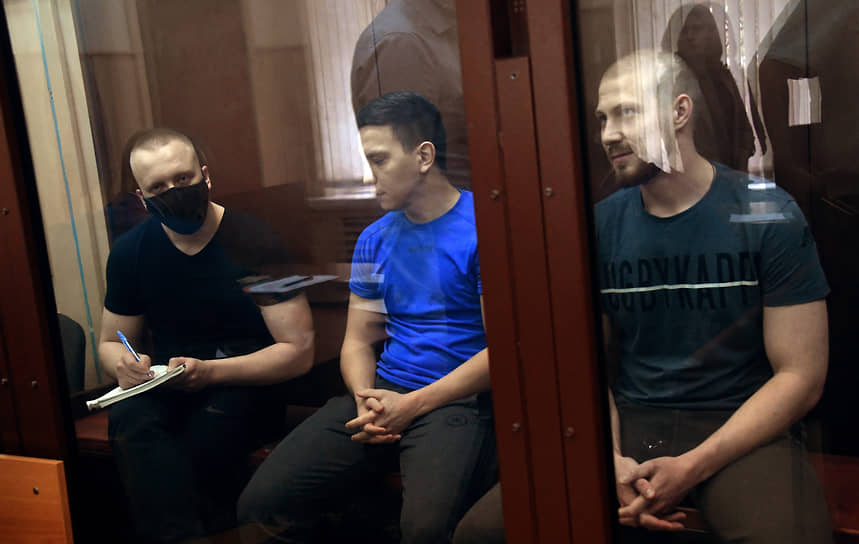 Бывшие полицейские Роман Феофанов, Акбар Сергалиев и Максим Уметбаев (слева направо)