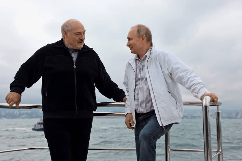 Президент Белоруссии Александр Лукашенко (слева) и президент России Владимир Путин во время морской прогулки в Сочи 