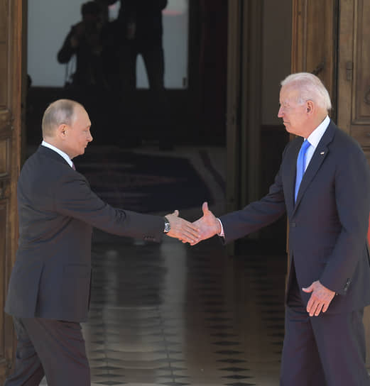 Президенты России и США Владимир Путин (слева) и Джо Байден