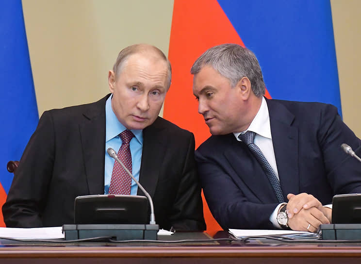 Президент России Владимир Путин (слева) и спикер Госдумы Вячеслав Володин в 2019 году