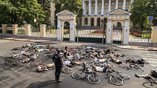 В Петербурге велосипедисты провели акцию у Смольного