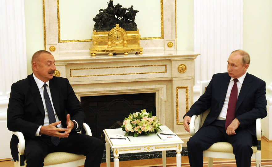 Президенты Азербайджана и России Ильхам Алиев (слева) и Владимир Путин