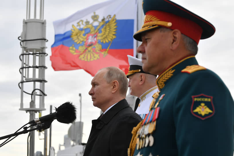 Владимир Путин (слева) и Сергей Шойгу (справа) на военно-морском параде в Санкт-Петербурге