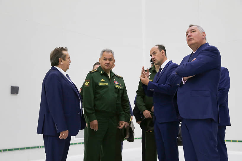 Министр обороны России Сергей Шойгу (второй слева) на Красноярском машиностроительном заводе
