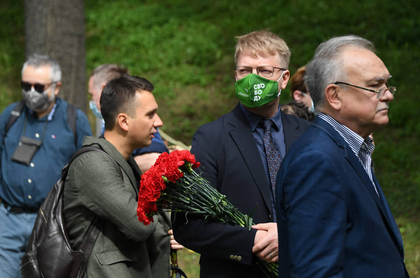 Председатель партии «Яблоко» Николай Рыбаков (второй справа) во время церемонии прощания