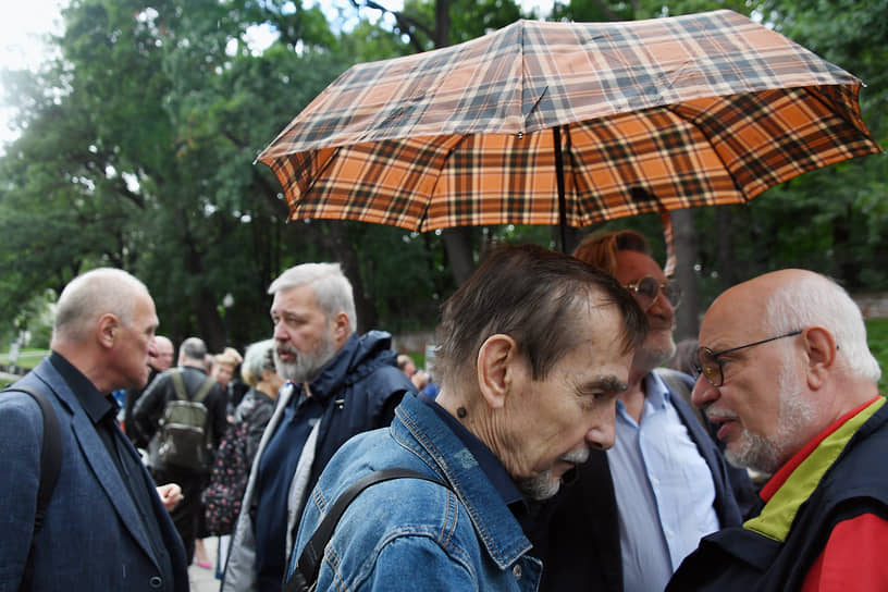 Слева направо: декан экономического факультета МГУ Александр Аузан,  главный редактор «Новой газеты» Дмитрий Муратов, лидер движения «За права человека» Лев Пономарев (Минюст признал движение и его лидера иноагентами), журналист Леонид Никитинский и директор международного научно-образовательного центра «Кафедра ЮНЕСКО по авторскому праву, смежным, культурным и информационным правам» Михаил Федотов