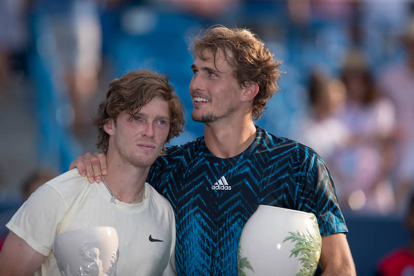 Теннисисты Андрей Рублев (слева) и Александр Зверев