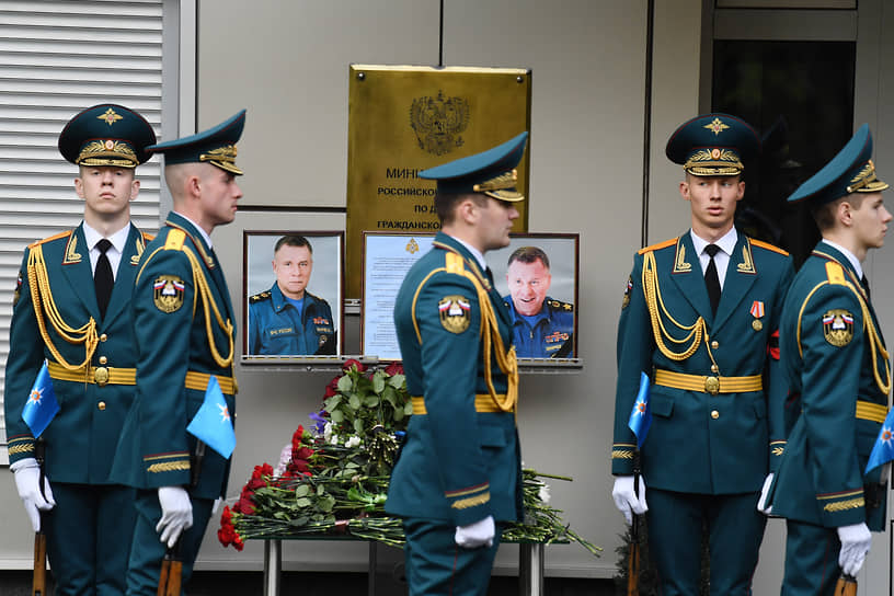 10 сентября в Москве прошла церемония прощания с главой МЧС России Евгением Зиничевым. Он трагически погиб на учениях в Норильске 8 сентября 