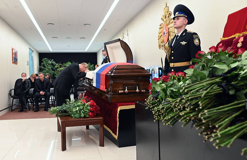 Президент России Владимир Путин у гроба