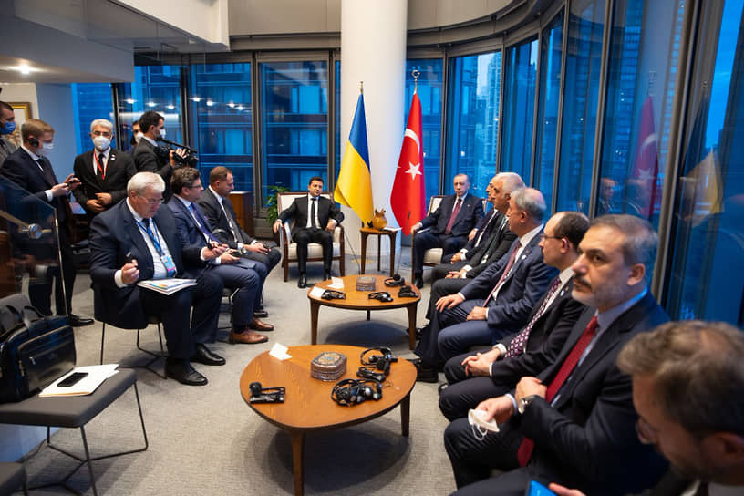 Президенты Украины и Турции Владимир Зеленский (слева в дальнем ряду) и РеджепТайип Эрдоган (справа в дальнем ряду)