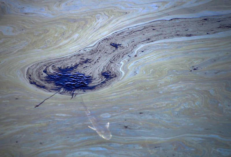 Нефтяное пятно у побережья города Хантингтон-Бич 