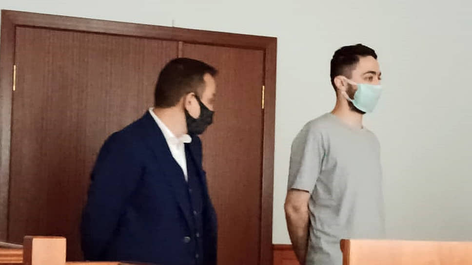 Адвокат Сергей Бадамшин (слева) и комик Идрак Мирзализаде на заседании в августе