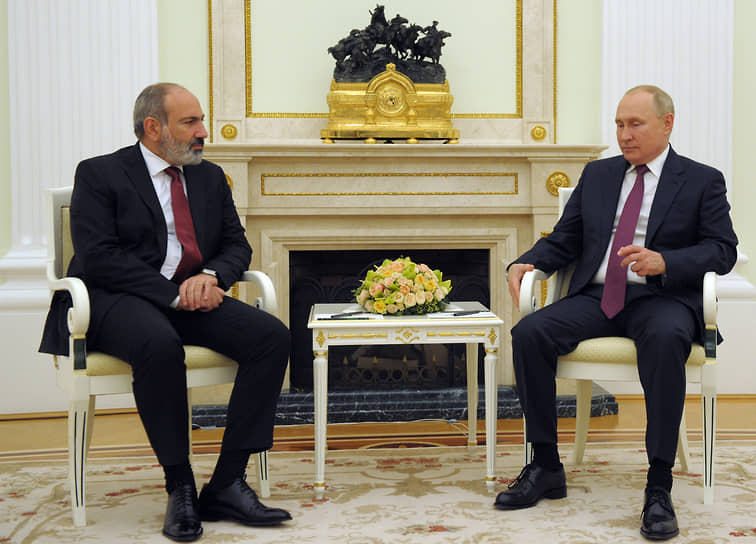 Премьер Армении Никол Пашинян и президент России Владимир Путин во время встречи