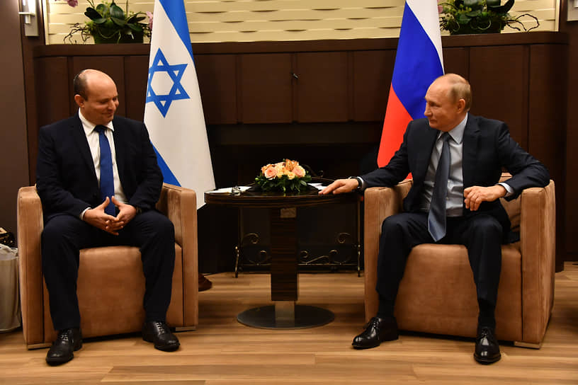 Президент России Владимир Путин с премьер-министром Израиля Нафтали Беннетом (слева)