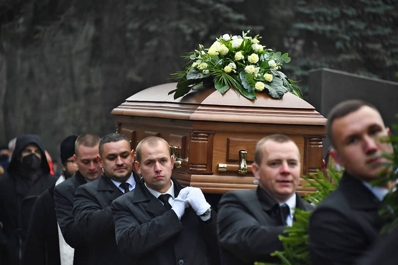 Церемония прощания с диктором Игорем Кирилловым на Новодевичьем кладбище