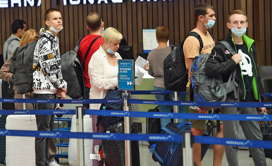 Пассажиры в Международном аэропорту Шереметьево