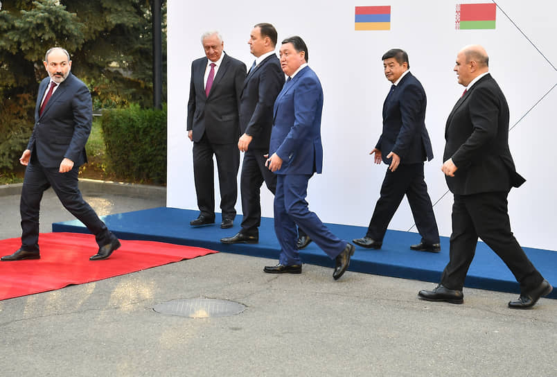 Слева направо: премьер-министр Армении Никол Пашинян, председатель Коллегии Евразийской экономической комиссии Михаил Мясникович, премьер-министр Белоруссии Роман Головченко, премьер-министр Казахстана Аскар Мамин, премьер-министр Киргизии, руководитель администрации президента Киргизии Акылбек Жапаров и председатель Правительства России Михаил Мишустин 