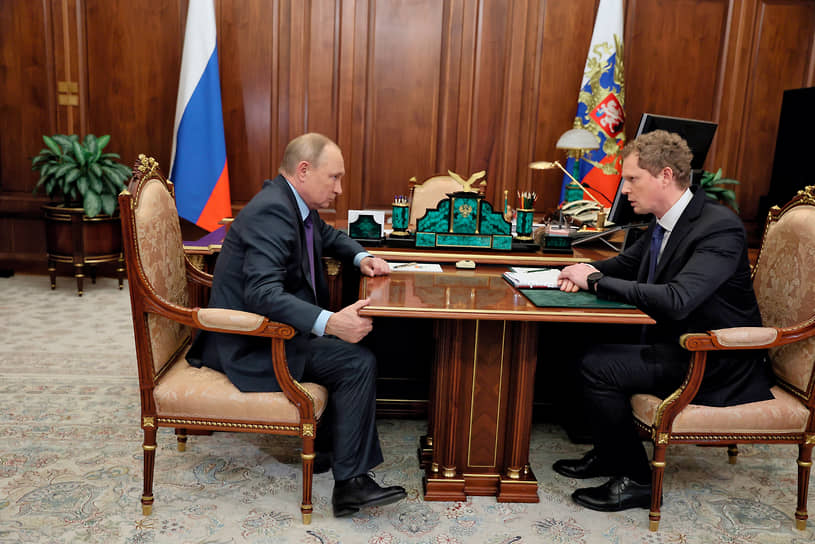 Президент России Владимир Путин (слева) во время встречи с руководителем Федеральной налоговой службы Даниилом Егоровым 22 ноября 
