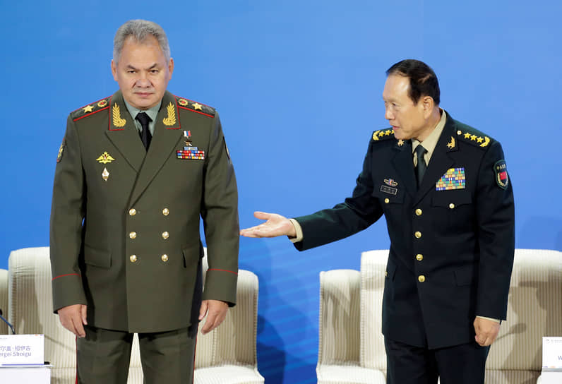 Министр обороны России Сергей Шойгу (слева) и министр обороны Китая Вэй Фэнхэ, 2019 год