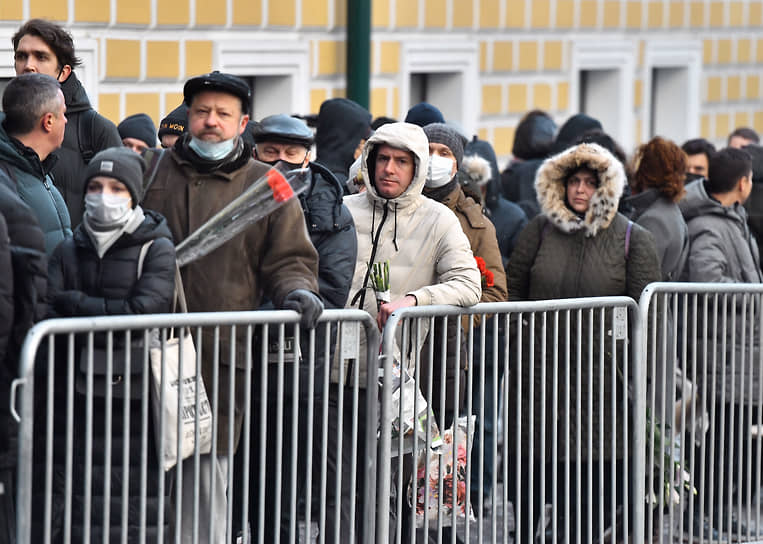 Попрощаться с актером пришли сотни человек