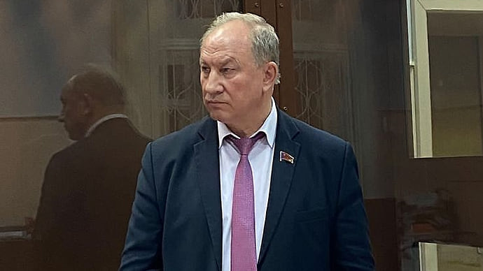 Суд запретил депутату Рашкину выходить из дома ночью и охотиться