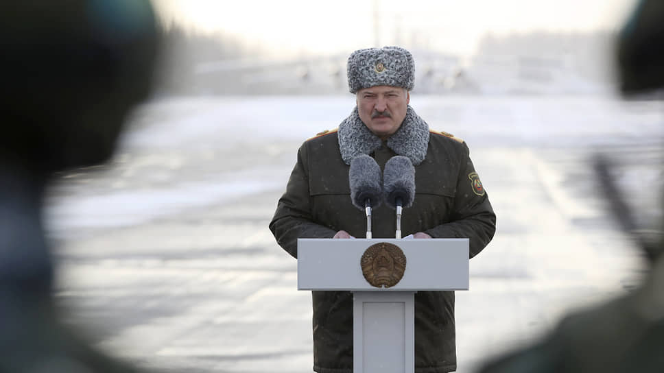 Президент Белоруссии Александр Лукашенко на встрече миротворческого контингента, прибывшего из Казахстана