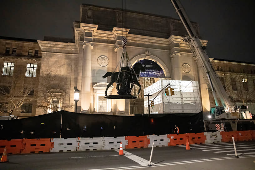 Демонтаж памятника Рузвельту в Нью-Йорке