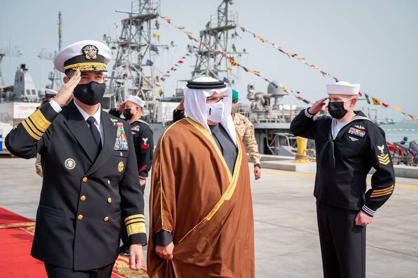 Международные военно-морские учения США на Ближнем Востоке. Слева направо: командующий ВМС США Брэд Купер и наследный принц Бахрейна Сальман бен Хамад Аль Халифа