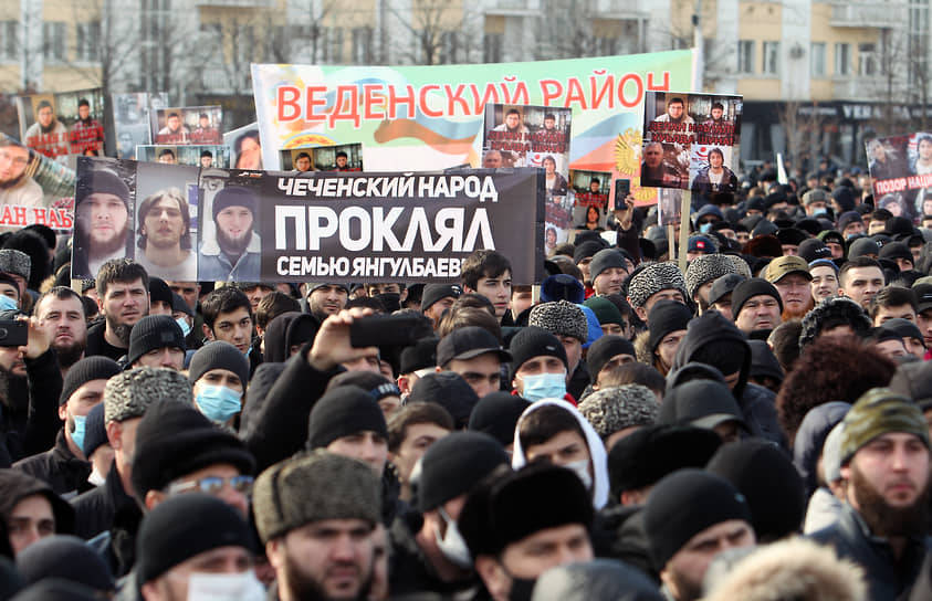 Участники митинга на центральной площади города требовали привлечь членов семьи Янгулбаевых к ответственности за оскорбление чувств верующих и пособничество терроризму