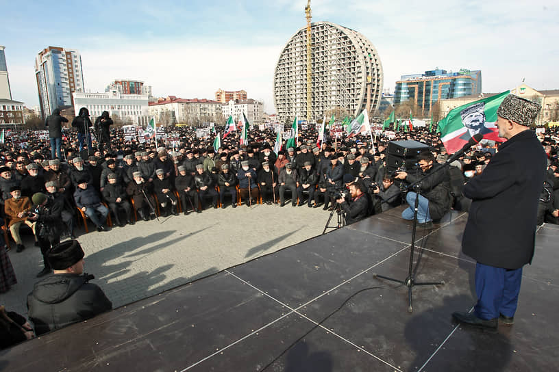 На митинге присутствовали также официальные лица Чечни