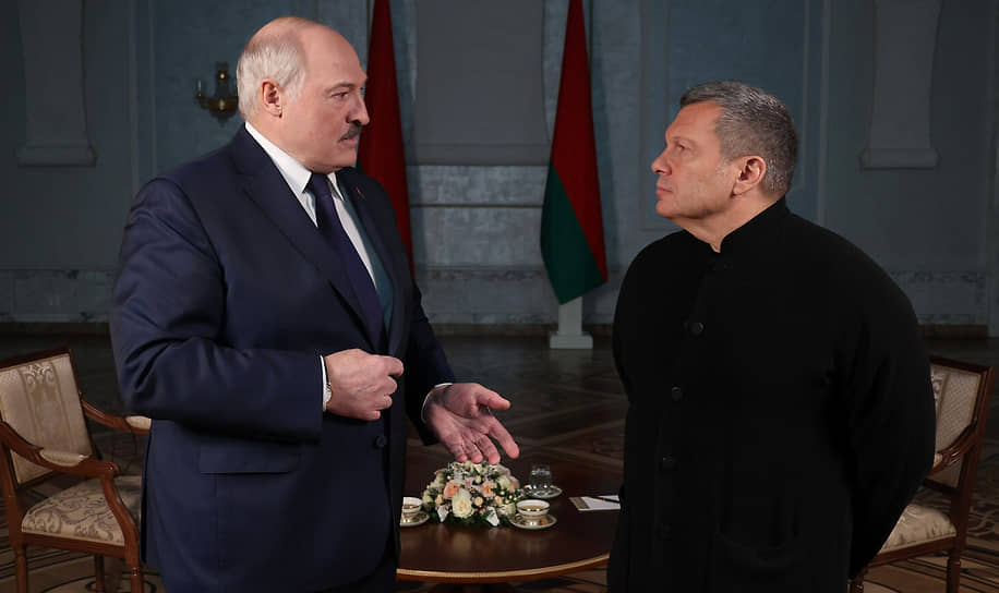 Президент Белоруссии Александр Лукашенко (слева) и журналист Владимир Соловьев